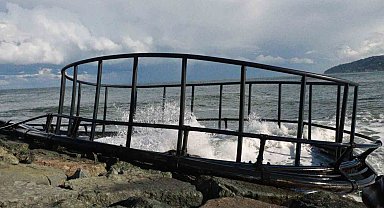 Denizde çıkan fırtına kafesleri karaya sürükledi