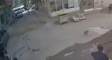 Deprem anında binadan kopan molozlardan kıl payı kurtuldu: O anlar kamerada