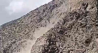 Deprem anında kayalar koptu