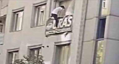 Deprem anında korkuyla balkondan atlamaya çalıştı, o anlar güvenlik kamerasına yansıdı