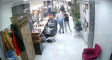 Deprem anında kuafördeki panik kamerada: Tıraşı bırakıp kaçtılar