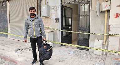 Depremde evi hasar gören vatandaş o anı anlattı: ''Yıkılacak zannettik. Düşenler, bayılanlar ve ayağı kırılanlar oldu''