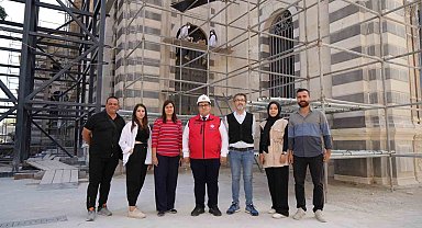 Depremde hasar alan Kurtuluş Camii'nin son kilit taşı bugün yerine yerleştirildi