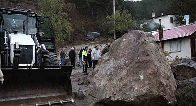 Dev kaya parçası yola düştü