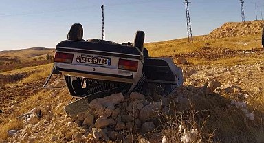 Devrilen otomobildeki 5 kişi yaralandı