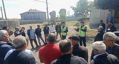 Digor'da jandarma, traktör sürücülerini bilgilendirdi