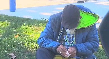 Dilenci, topladığı paraları sayarken görüntülendi