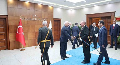 Diyarbakır, Batman ve Şırnak'ta Cumhuriyet'in 101'inci yılı halk oyunları ve komandoların gösterisiyle kutlandı