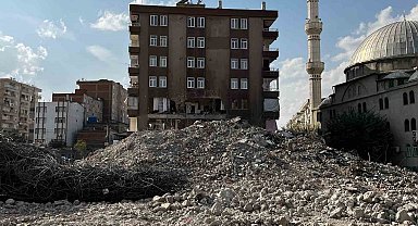 Diyarbakır'da ağır hasarlı binanın yıkımı sırasında yanındaki binanın 2 dairesi ve sağlık ocağı zarar gördü