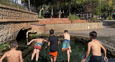 Diyarbakır'da çocuklar Anzele Suyu'na veda etti