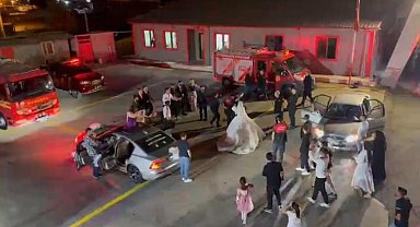 Diyarbakır'da gelin ve damat itfaiye araçları arasında doyasıya eğlendi