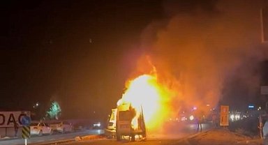 Diyarbakır'da minibüs ile kamyonet çarpıştı: 10 yaralı