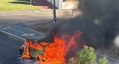 Diyarbakır'da park halindeki araç alevlere teslim oldu