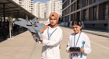 Diyarbakırlı iki kardeş Kızılelma ve Bayraktar'dan ilham alarak 10 bin liraya F22 maket uçağı yaptı