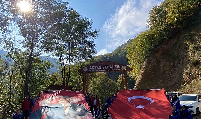 Doğa yürüyüşü ile Aktaş Şelalesi'ni keşfettiler