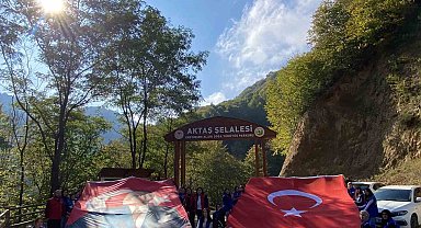 Doğa yürüyüşü ile Aktaş Şelalesi'ni keşfettiler