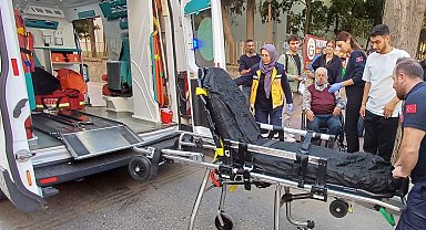 Dönüş yapmak isteyen otomobil yayaya çarptı: 1 yaralı