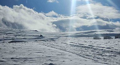 Drone ile havadan görüntülenen Dumlu köyü kar nedeniyle sessizliğe büründü