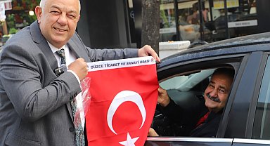 DTSO Türk Bayrağı dağıttı