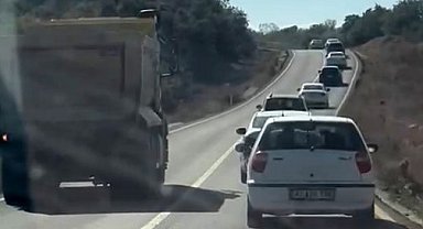 Düğün konvoyunu tehlikeye sokak kamyon sürücüsü tepkilere neden oldu