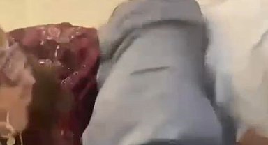 Düğünde çiçek kapma yarışına giren erkekler gelini yere düşürdü