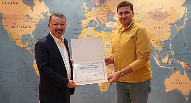 Dünya birincisi olan akademisyene başarı belgesi