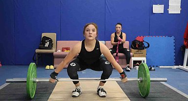 Dünya şampiyonu ablasını örnek aldı, şimdilerde en ağır kiloları birlikte kaldırıyorlar