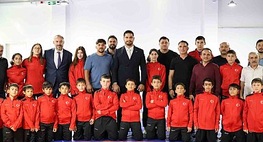 Dünya şampiyonu Taha Akgül'den minik güreşçilere nasihat