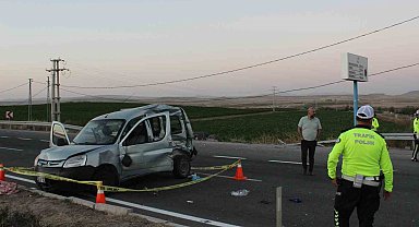 Durakta bekleyen öğretmenleri alan araca kamyon çarptı: 1 ölü, 5 yaralı