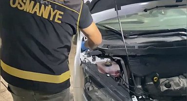 Durdurulan aracın kaputundan uyuşturucu çıktı