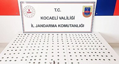 Durdurulan araçta tarihi eser niteliğinde obje ve sikkeler bulundu