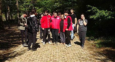 Düzce'de liseli gençler doğa yürüyüşü yaptı