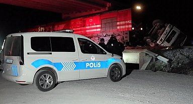 Edirne'de yolcu treni beton pompasına çarptı