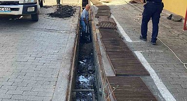 Efekent Pazar Yeri'nde mazgallar temizlendi