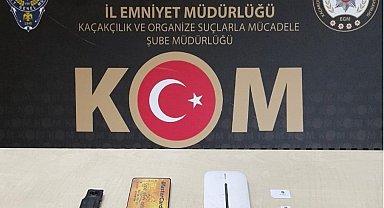 Ehliyet imtihanına kopya düzeneği ile girmeye çalışırken yakalandı