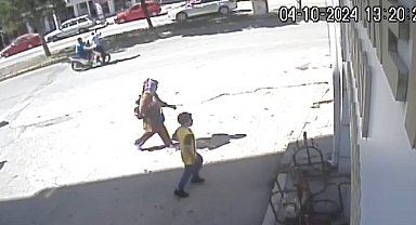 Ehliyetsiz motosiklet sürücüsü yayaya çarptı, o anlar kameraya yansıdı