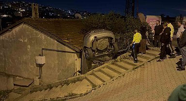 El freni çekilmeyen otomobil gecekonduya çarptı