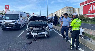 El freni çekilmeyen otomobil yola çıktı, kazada iki otomobil hurdaya döndü