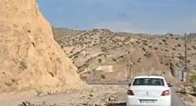 Elazığ'da deprem sonrası kayalar yola düştü