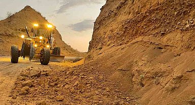 Elazığ'da deprem sonrası köy yollarına düşen taş ve kayalar kaldırıldı