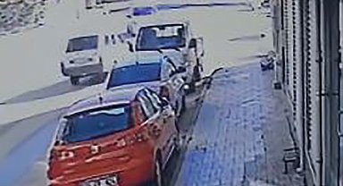 Elazığ'da iki otomobilin çarpışma anı kameraya yansıdı