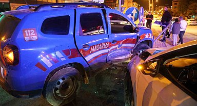 Elazığ'da jandarma aracı ile otomobil çarpıştı: 3 yaralı