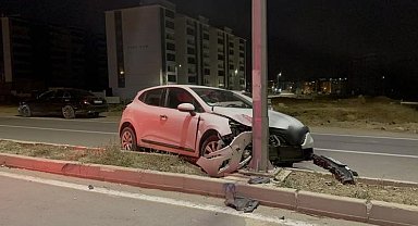 Elazığ'da otomobil aydınlatma direğine çarptı: 1 yaralı