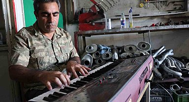 Elazığ'da "Sanayinin Fazıl Say'ı": Oto tamir ustası nota bilgisi olmadan müzik yapıyor