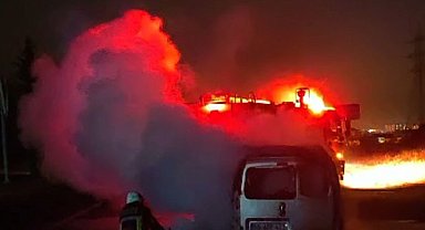 Elazığ'da seyir halindeki araç alev topuna döndü