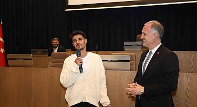 Elindeki çöpü cebine koyan genç ödüllendirildi