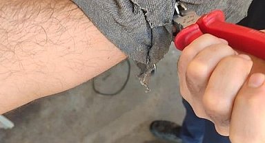 Eline kelepçe sıkışan vatandaşın yardımına itfaiye yetişti