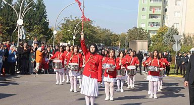 Ellerinde bayraklarla Cumhuriyet için yürüdüler