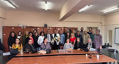 Emekli olan 38 yıllık öğretmen alkışlarla uğurlandı