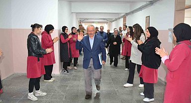 Emekli olan 40 yıllık öğretmene öğrencileri alkışlarla veda etti